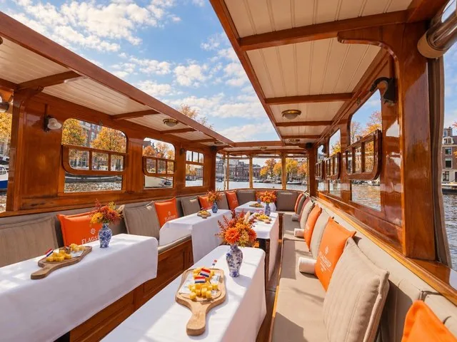 Leeres Grachtenboot-Interieur mit Essen auf den Tischen