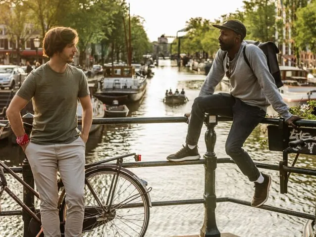 Passagiers op een rondvaartboot wijzen en kletsen met elkaar