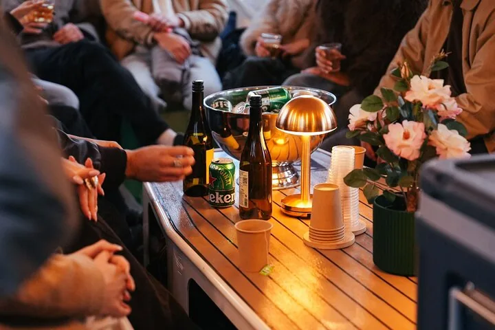 Nahaufnahme eines Tisches mit Getränken und Lampe auf einem Boot