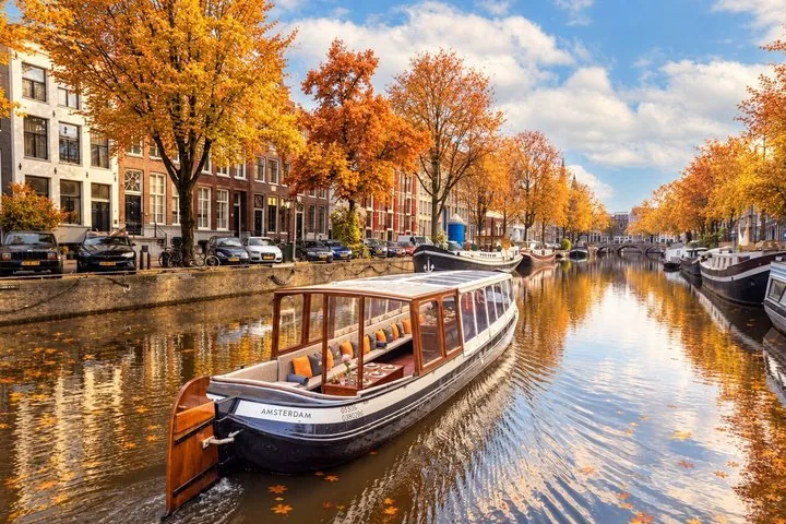 Leeres Grachtenboot auf einer Amsterdamer Gracht im Herbst