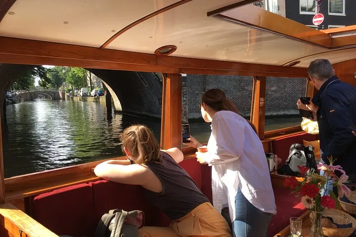 Abendlicher Blick auf die beleuchtete Magere Brug in Amsterdam